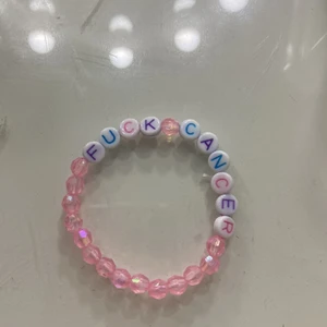 Fuck cancer armband - Ett fuck cancer armband med rosa pärlor och såklart texten ”fuck cancer”☺️, köp det med ett annat armband jag säljer och få 10kr rabatt, om du köper det med två andra armband får du 15kr rabatt, köper du med 3 andra får du 20kr rabatt osv.❤️