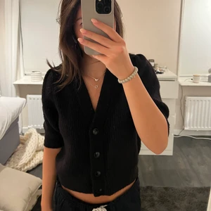 Svart kofta - Svart kofta med korta ärmar. Köpt från monki och är helt oanvänd, alltså i nyskick. Tryck inte på köp direkt. Hör av dig vid frågor eller om du är intresserad! Frakten kostar 52 kr. 