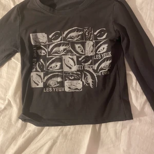 Tröja - MörkGrå/svart tunn tröja med coolt tryck på. Säljer för att den inte riktigt passade mig💗. pris kan diskuteras💗 