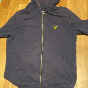 Lyle and scout zip hoodie  - En mörkblå lyle and score zip hoodie som jag säljer för att den är för liten OBS tryck inte på köp direkt !!!!!!