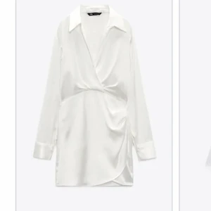 Zara satinklänning - Säljer min så fina klänning från zara, strl XS, använd vid 1 tillfälle, passar mig som har S med men lite tajt på höfterna och runt rumpan, därav säljer jag💕har gått sönder i undertyget längst sidan men inget som syns vid användning 🥰