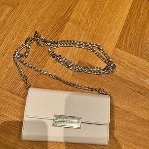 Fint IPhone Xs Max skal - Säljer detta fina IPhone Xs Max skal från Ideal of Sweden. Går att använda som en väska! Ingår också ett magnet skal som kan användas separat. Superfint skick!
