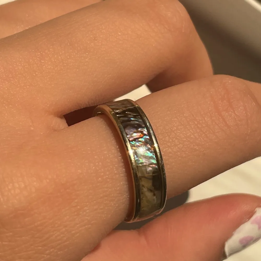 Säljer denna guldfärgade ring då jag inte använder de längre, den rostar inte! Storleken är runt 18mm❤️ Hör av dig om eventuella frågor! Köparen står för frakten!. Accessoarer.