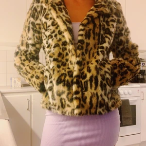 Jacka från rockandblue - Jacka med leopardmönster från rockandblue i storlek 36, använd 5 gånger på sin höjd. Nypris 1100. Mycket fint sydd!