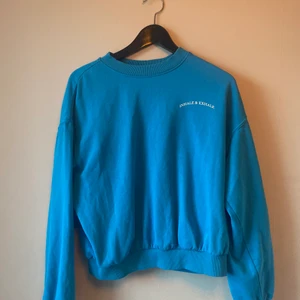 Blå tjocktröja  - Blå tjocktröja 