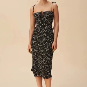 Adoore klänning - Svart blommig Klänning från adoore i modellen Antibes storlek 36. Endast testad och alla lappar kvar. 💘