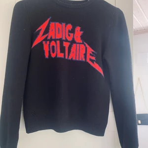 Zadig tröja - Sjukt snygg tröja från Zadig & Voltaire som säljs då den tyvärr inte kommer till användning. Bra skick! Tröjan är tillverkad av 95% ull och 5% cashmere, så av väldigt bra kvalitet!