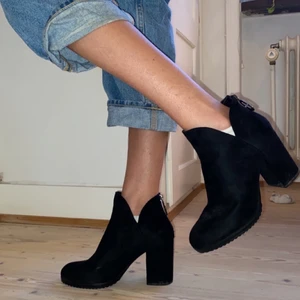 Svarta boots med klack  - Jättesnygga boots som jag knappt använt då det är fel storlek. Har använts utomhus endast 1-2 gånger 