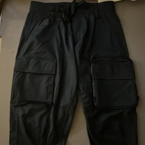 Nike  - Säljer Nike acg cargo pants, använda 1 och är i fantastiskt skick. Passar inte min stil längre och därför säljer jag dom.  Nypris: 1800