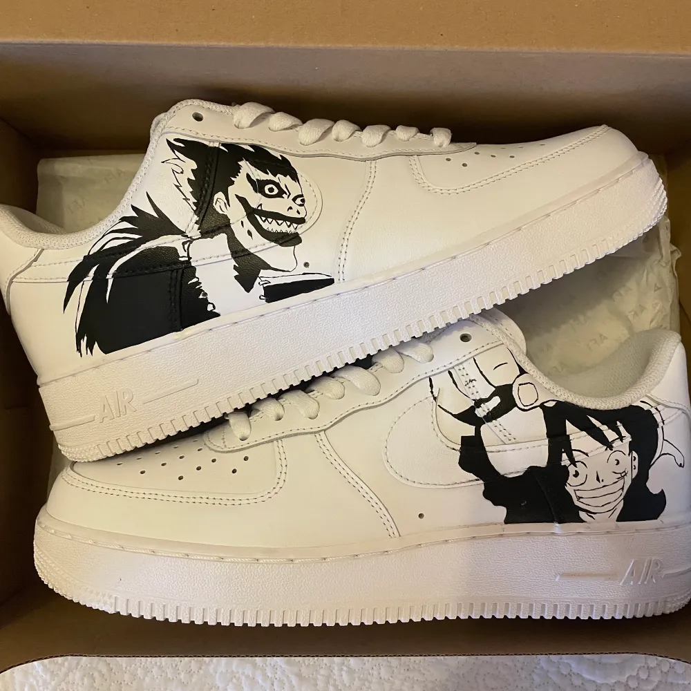 Tar äntligen emot nya beställningar på handmålade skor igen! :) Här är ett par custom Nike Air Force 1 med anime tema! - Helt nya och oanvända - Handmålade - Färgen är ”Crack & water resistant” - storlek 39 men passar även 38 (SÅLDA). Skor.