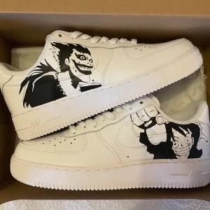 Nike Air Force 1 ”Anime” - Tar äntligen emot nya beställningar på handmålade skor igen! :) Här är ett par custom Nike Air Force 1 med anime tema! - Helt nya och oanvända - Handmålade - Färgen är ”Crack & water resistant” - storlek 39 men passar även 38 (SÅLDA)