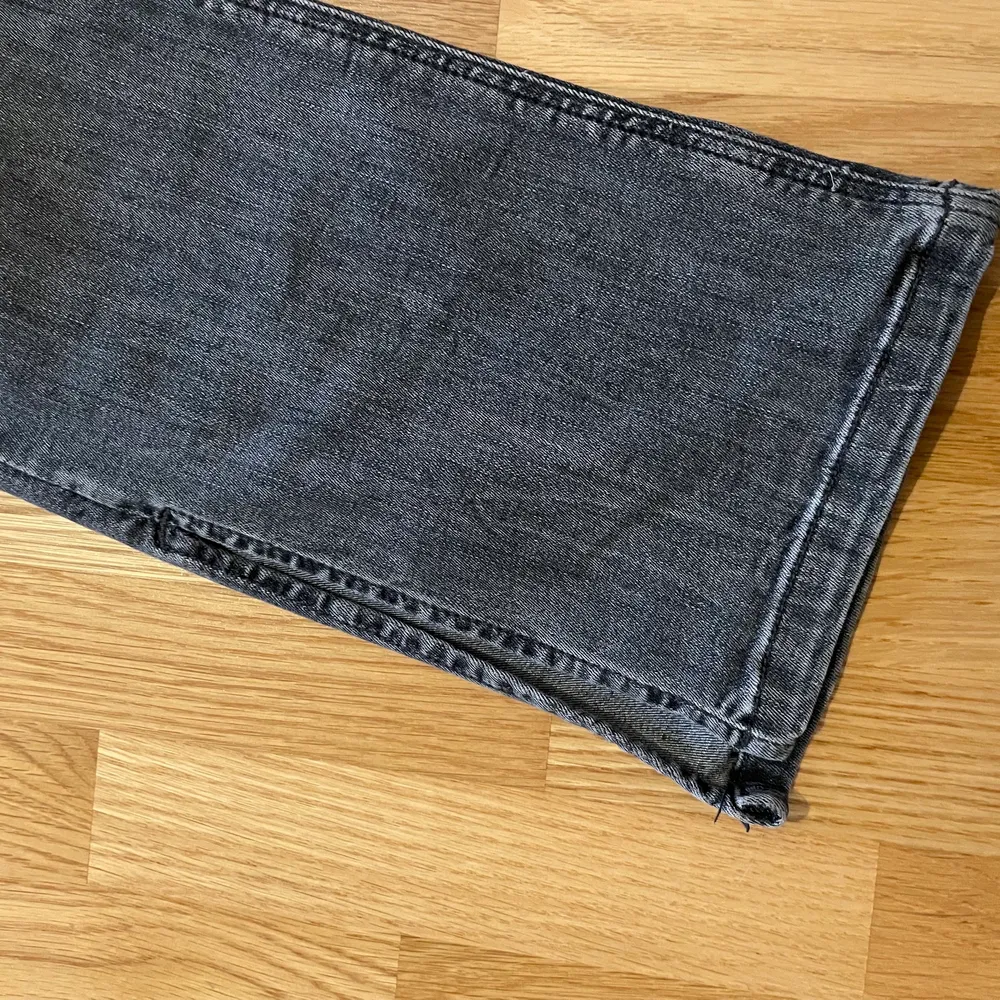 Säljer den här gråa jeansen med slits längst ner från zara. Storlek 36.. Jeans & Byxor.