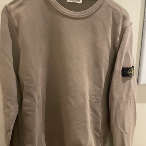 Stone Island Sweatshirt Junior - Stone Island Sweatshirt i storlek Junior, motsvarar xs i unisex.  Använd men i fint skick och inga defekter. Jättefin olivgrön färg! Köpt på Nk i Göteborg.