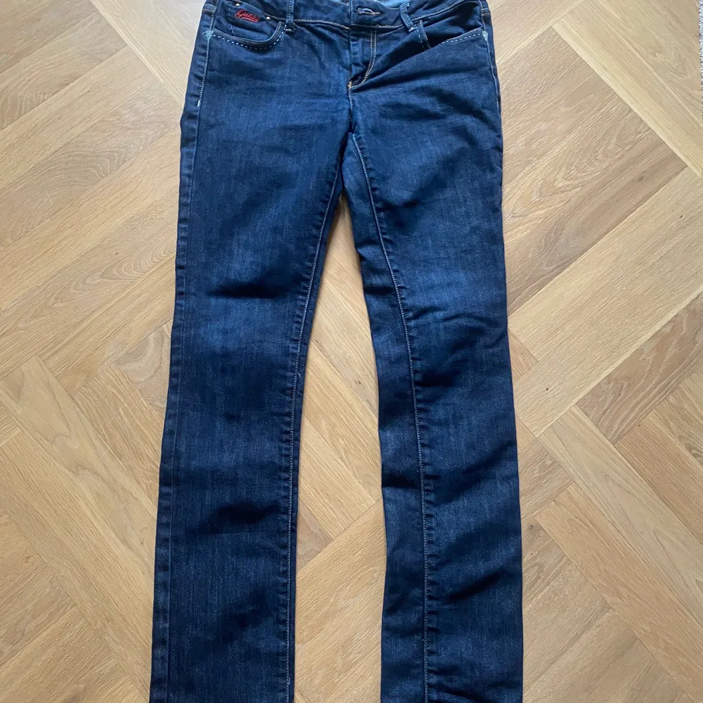 Super snygga jeans ifrån guess som har lite detaljer på bakfickorna och text. Bra i längd på mig som är 172. De är low waisted och har en cool knapp där man knäpper byxorna.  Tveka inte att höra av er om frågor.. Jeans & Byxor.