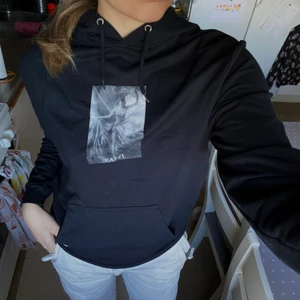 Hoddie - Svart hoddie med tryck! Storlek xs skriv vid frågor 💓
