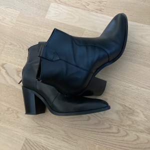 Minelli ankle boots, size 40, black worn once. Excellent state