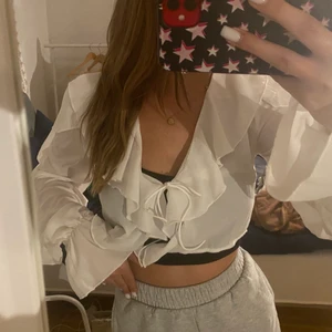 Blus  - En fin vit blus från Nelly som aldrig kommit till användning! Den är ganska kort o passar bra för storlek xs-s skulle jag säga💕