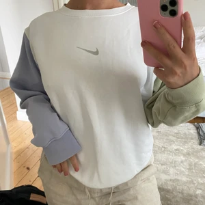 Nike sweatshirt  - Jättefin sweatshirt från Nike som endast är använd ett fåtal gånger! Köptes för 539kr. Slutsåld överallt