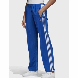 Adidas - Säljer mina blåa adidas byxor i storlek S/M. Dom är i toppenskick och använda ca 2 ggr. Står inte för frakten eller postens slarv!💕 ( pris kan diskuteras )