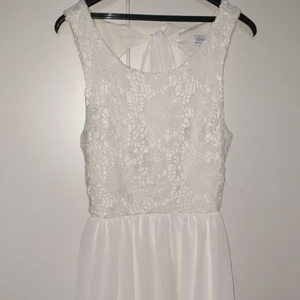 Kort vit klänning  - Vit kort klänning, väldigt söt. 