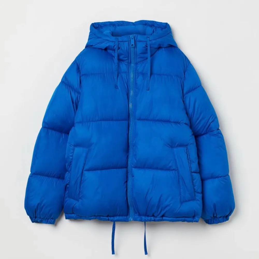 En blå jacka jag köpt den hm i vintras, inte använd många gånger och bra skick. Kontakta mig om du är intresserad ❤️. Jackor.