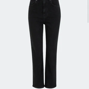 Bikbok - Svarta jeans i väldigt bra skick,ny pris 600,om priset är för högt kan vi diskutera om lägre:)