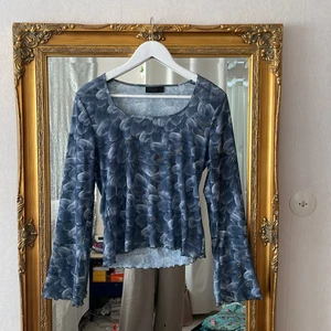 Långärmad topp - Långärmad topp i meshliknande material. Volanger nertill. Coolt mönster. Knappt använd. Storlek M, men passar S och L också.