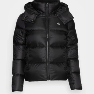 Calvin Klein, Dunjacka - Svart - Jag säljer nu min svarta dunjacka från Calvin Klein i storlek S. Använts förra vintern 2021 som vinterjacka, den har inga märken eller skador utan är i nyskick! Kostar ny - 2 295  Säljer för 1000 och uppåt💞