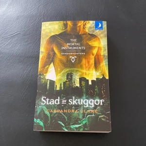 Bok: Stad av Skuggor - Stad av skuggor av Cassandra Clare. Första delen i The Mortal Instruments bokserien. Jättebra skick.