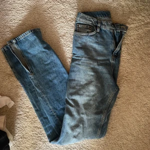 Jeans  - Från Nelly i storlek 32 men passar mig som har 34/36 