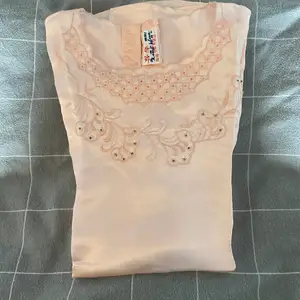 Säljer denna silkes tröja i rosa med fina detaljer 