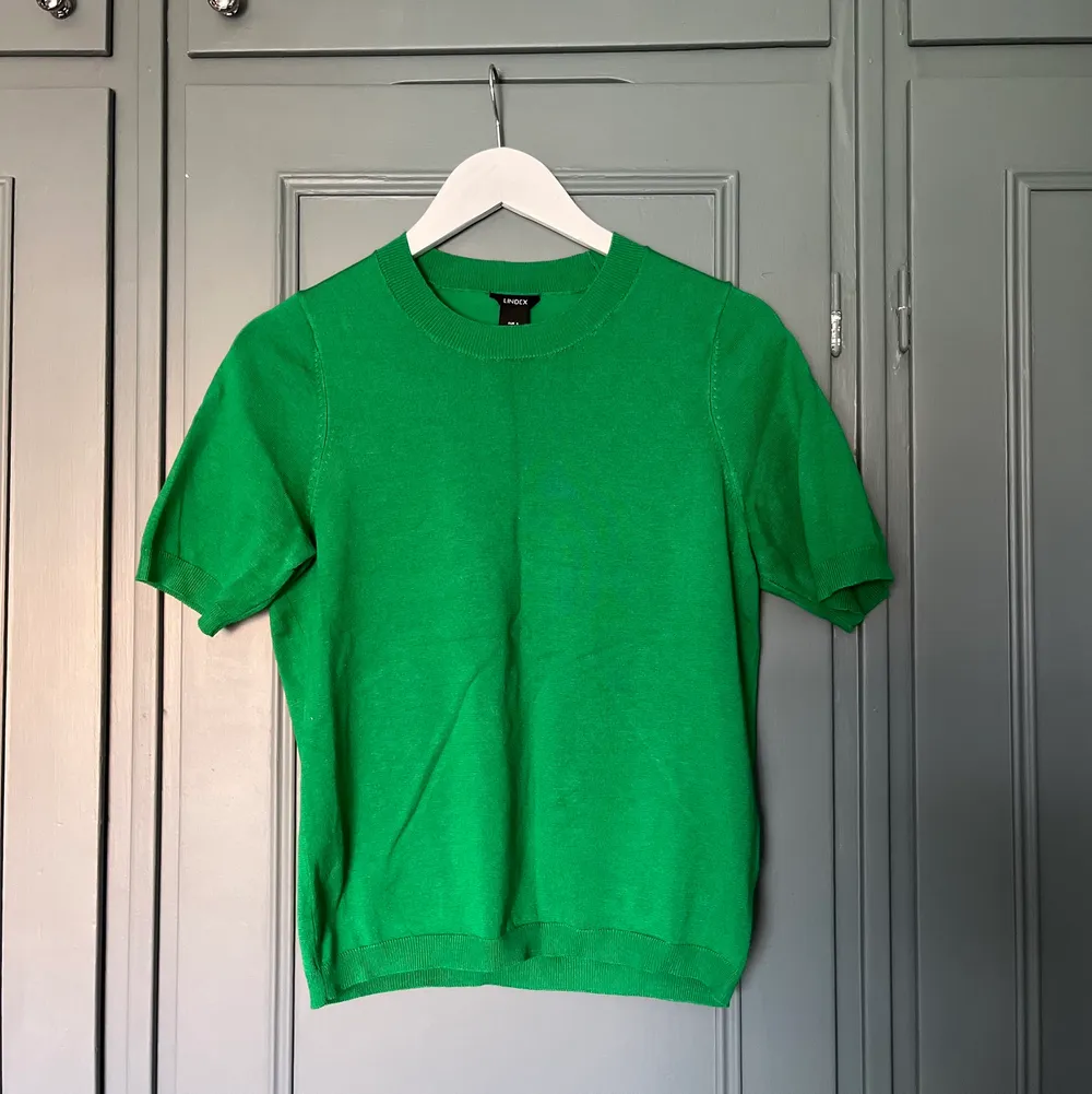 Grön tröja från Lindex. Storlek S men passar även xs. Fint skick, knappt använd. 90 +frakt🌸 . Toppar.