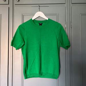 Grön tröja från Lindex. Storlek S men passar även xs. Fint skick, knappt använd. 90 +frakt🌸 