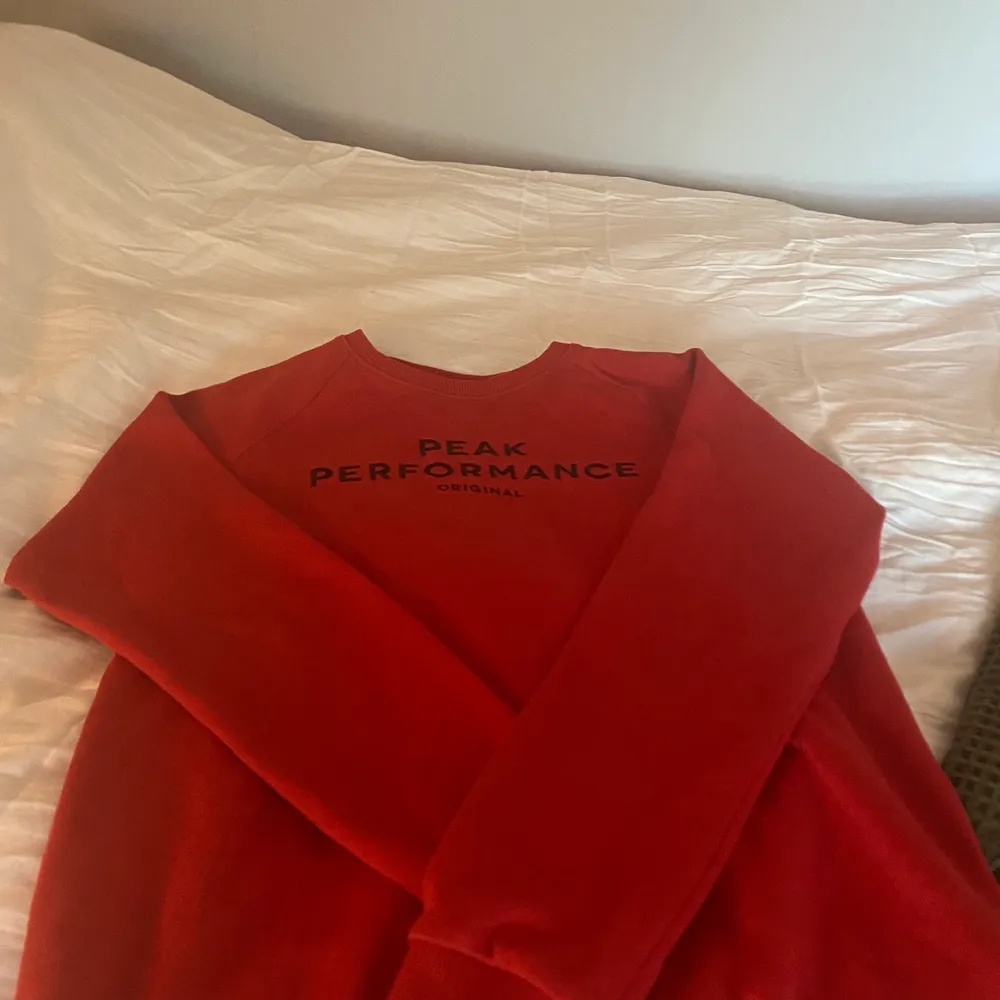Hej! Säljer min super fina röda tröja ifrån peakperformance. Kommer inte till andvändning därav säljer den. Original pris 550kr🎈💥💃🏽🐞🌹. Tröjor & Koftor.