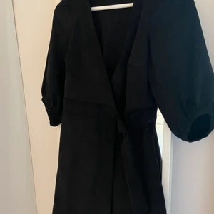 Jumpsuit från Zara - Skitsnygg jumpsuit i mocka. Tyvärr för liten för mig. Passar XS. Använd 1 gång
