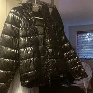 Zara jacka  - Säljer denna jacka från zara den är lagom tjok bra jacka nu för våren tidig vinter, den är glansig och svart pris kan diskuteras 