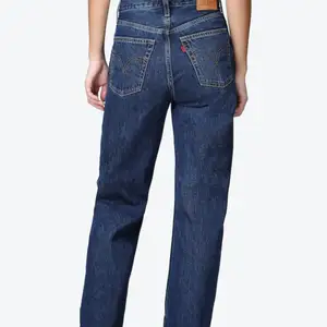 säljer ribcage straight jeans ifrån levis då de är för stora för mig, köpta för 1350kr och säljer för 400+ frakt. storlek 30 💓💞💕 knappt använda 