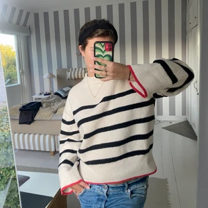 Randig stickad  - Säljer min randiga stickade tröja från zara med röda detaljer. Den är så skönt nu till hösten och vintern, skulle säga att den passar XS- M beroende på hur man vill att den sitter 💕💕