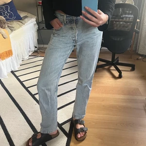 Levis 501 - Jättesnygga 501or i en ljusare tvätt. Står tyvärr ingen storlek men passar mig som kan ha 26-28/32 i jeans! (det är dock en kortare modell)