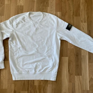 Stone Island Crewneck - Vit crewneck från Stone Island  Storlek L men passar mig som har M. Använd men i bra skick.  Nypris 2000kr. Lägre precis p.g.a annorlunda design