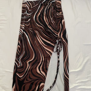Brun kjol - Brun kjol, helt oanvänd. Köparen står för frakten. Hör av dig för mer information!🤍