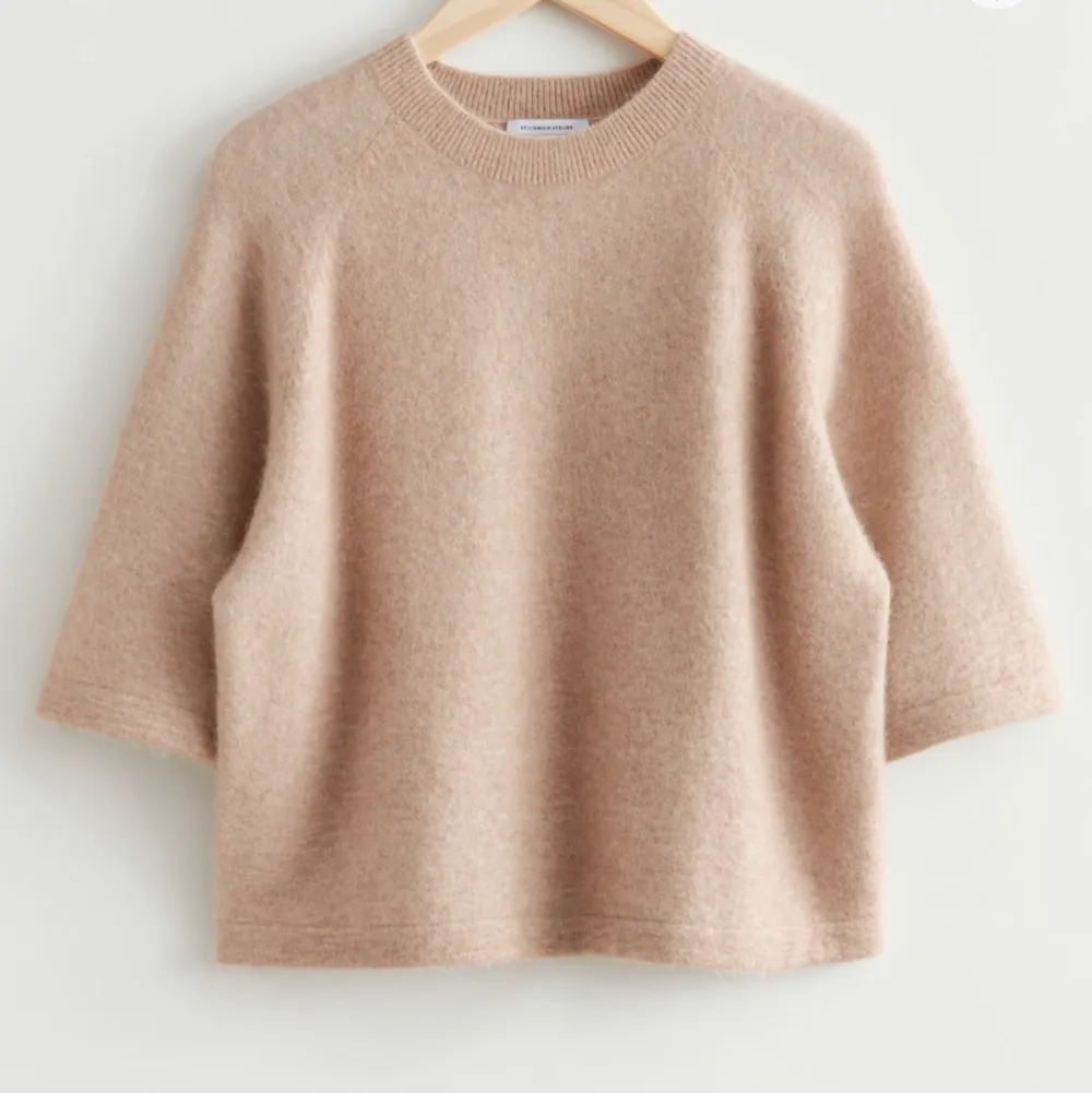 Säljer denna populära tröja från & other stories ”boxy alpaca knit T-shirt” så fin men kommer inte till användning💞. Tröjor & Koftor.