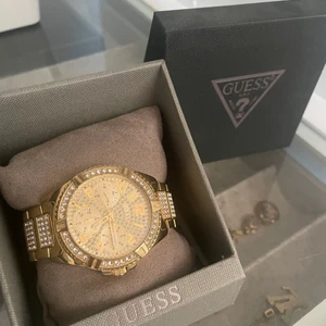 GUESS Klocka - En jätte fin Guess klocka som är andvänd 1-3 ggr. Köpt på zalando för 2295 kr. Klockan är i nyskick och är jätte fin. Säljes pga ingen andvändning. Allt följer med i köpet. 
