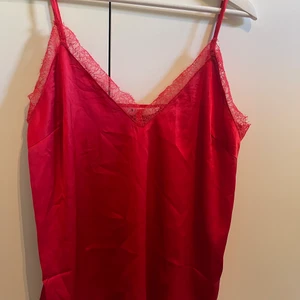 Rött spets linne - Aldrig använt, säljer då den är för stor för mig.