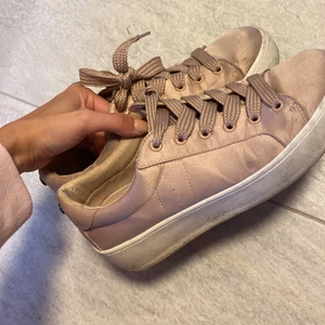 Sneakers Steve Madden  - Storlek 38. Använda några gånger bra skick fortfarande. Från Steve Madden