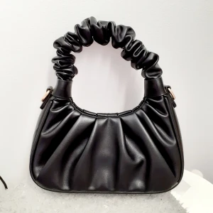 Handväska - Söt liten svart väska med rynkat handtag💖Köpt på JFR och slutåld på hemsidan❣Aldrig använd så i nyskick! Frakt: 66:-