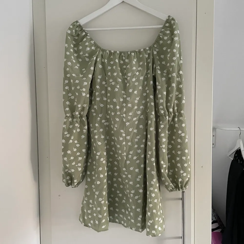 Säljer den här gröna blommiga klänningen från shein i storlek S. Aldrig använd.. Klänningar.