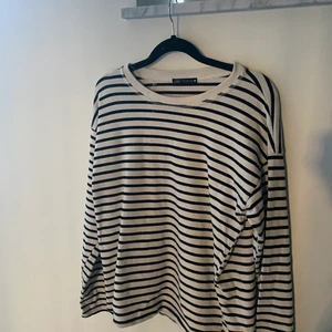 Zara tröja - Super fin zara tröja!!  Använd några gången men superfint skick💗 Köparen står för frakt 