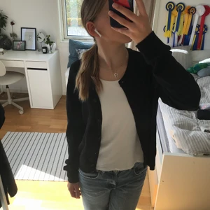 Kofta - TRYCK INTE PÅ KÖP DIREKT! Trendig kofta från hm. Superfint skick. Storlek l men passar mig med s. Kom privat vid fler frågor💕🫶🏼