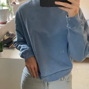 Blå sweatshirt från Levi’s💙I fint skick, oversized. Nypris: 750kr 